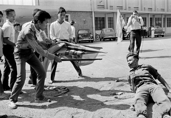 Сайгонские студенты угрожают уже избитому правительственному солдату во время бунта на улицах Сайгона, столице Южного Вьетнама, 25 ноября 1964 года. Беспорядки жестко подавлялись. - Sputnik Беларусь