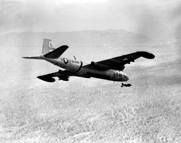 Бомбардировщик B-57 ВВС США сбрасывает бомбы на высокогорье Центрального Вьетнама в феврале 1965 года. - Sputnik Беларусь