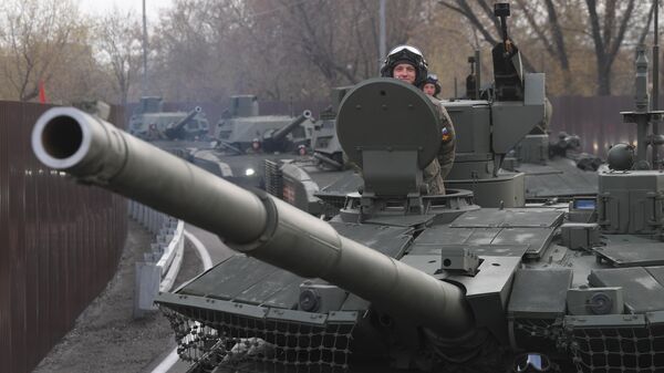 Мінабароны РФ паказала стральбу з найноўшых танкаў Т-90М Прорыв – відэа - Sputnik Беларусь
