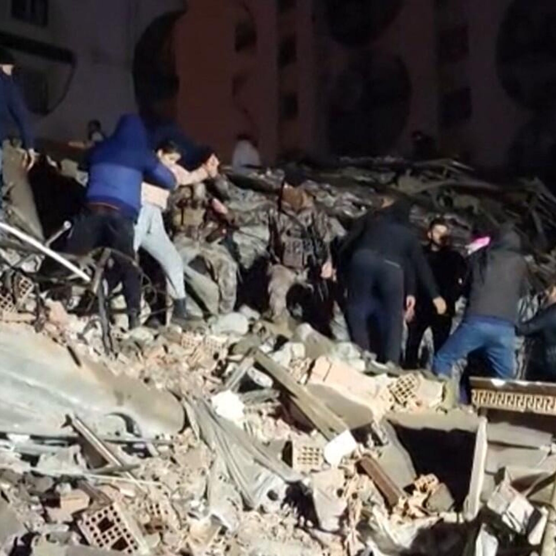 Под завалами остались люди. Землетрясение. Землетрясение в Турции и Сирии.