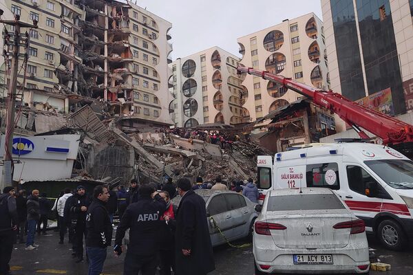 Спасатели и медицинские бригады пытаются добраться до жителей, оказавшихся в ловушке в разрушенном здании после землетрясения в Диярбакыре, на юго-востоке Турции.  - Sputnik Беларусь