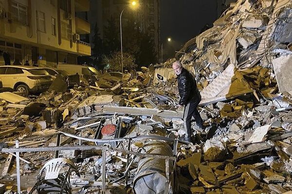 Мужчина обыскивает разрушенные здания в Диярбакыре. - Sputnik Беларусь
