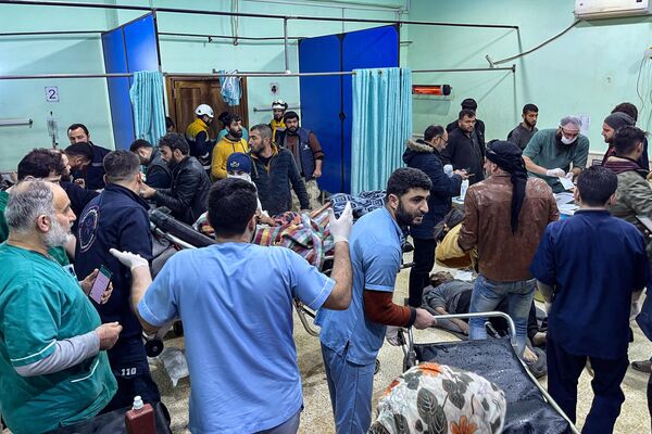 Жертвы доставлены в отделение неотложной помощи больницы Баб аль-Хава в сирийской провинции Идлиб на границе с Турцией. - Sputnik Беларусь
