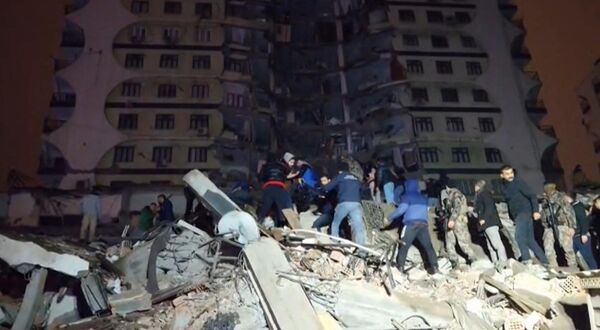Спасатели ищут жертв землетрясения силой 7,8 балла, которое произошло в Диярбакыре на юго-востоке Турции, сровняв с землей здания в нескольких городах. - Sputnik Беларусь