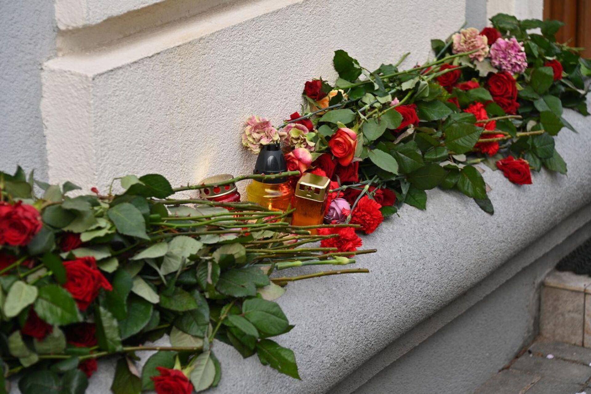 Цветы и свечи у посольства Турции в Минске в память о погибших в результате землетрясения 6 февраля - Sputnik Беларусь, 1920, 06.02.2023