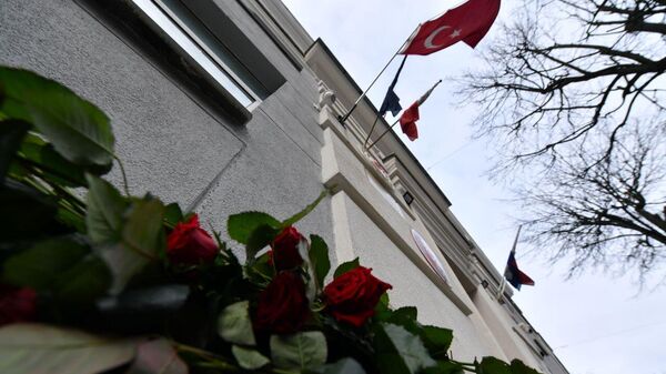 Цветы и свечи у посольства Турции в Минске в память о погибших в результате землетрясения 6 февраля - Sputnik Беларусь