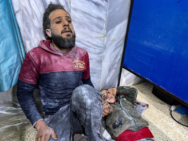Раненые ожидают лечения в отделении неотложной помощи больницы Баб аль-Хава после землетрясения в Идлибе на границе с Турцией. - Sputnik Беларусь