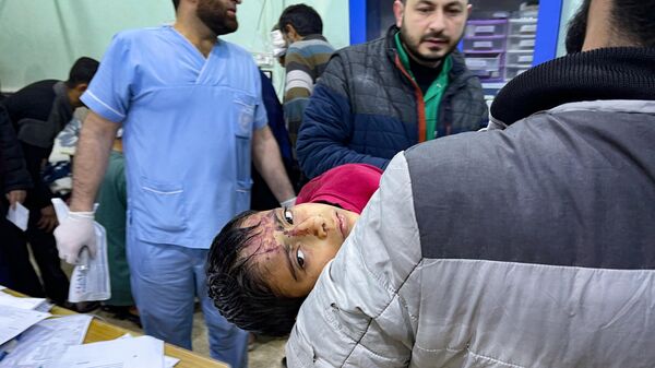 Раненый ребенок после землетрясения в сирийской провинции Идлиб   - Sputnik Беларусь