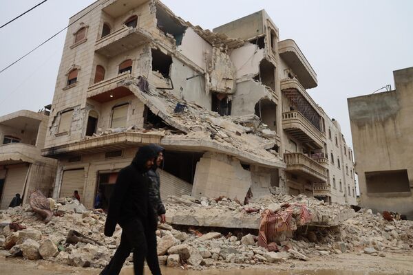 Сильно поврежденное здание в городе Сармада в сельской местности северо-западной сирийской провинции Идлиб. - Sputnik Беларусь