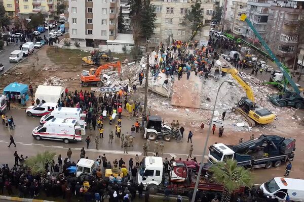 Спасатели ищут выживших среди завалов в Шанлыурфе, Турция. - Sputnik Беларусь