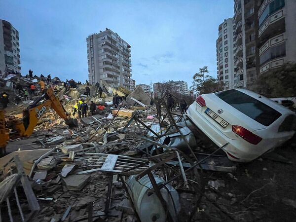 Аварийные бригады ищут людей в разрушенном здании в Адане, Турция. - Sputnik Беларусь