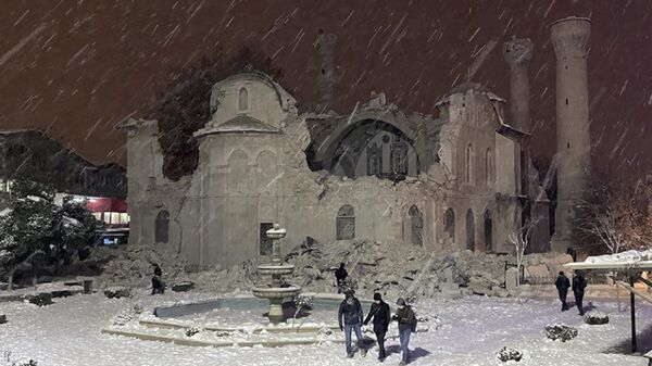 Поврежденная историческая мечеть Haji Yusuf в результате землетрясения в турецкой Малатье - Sputnik Беларусь