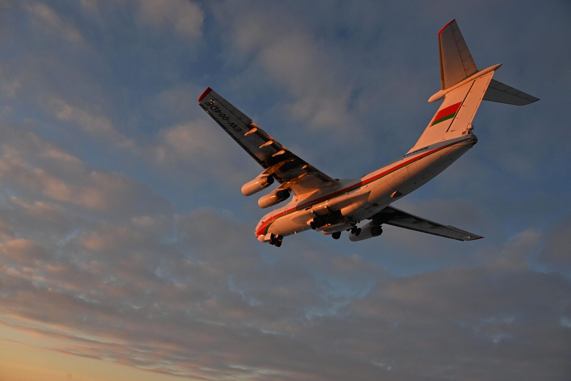 Спецотряд ЗУБР белорусского МЧС отправился в Турцию на транспортном самолете Ил-76 МД.