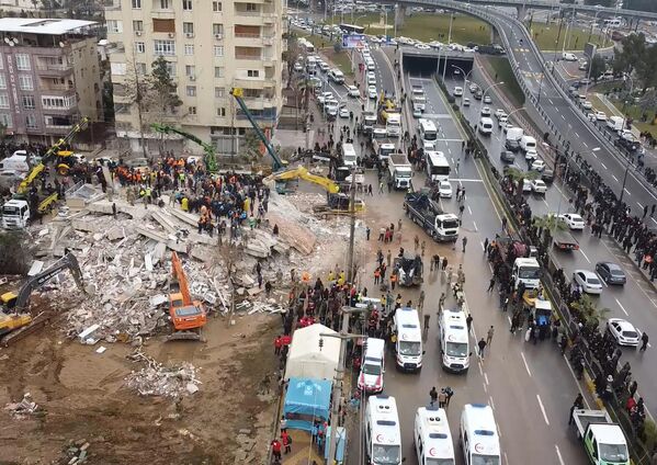 Спасатели ищут выживших среди завалов в Шанлыурфе на юго-востоке Турции. - Sputnik Беларусь