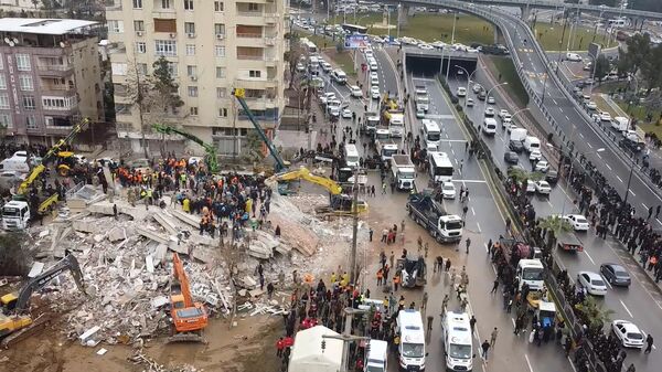 Спасатели ищут выживших под завалами в Шанлыурфе после землетрясения магнитудой 7,8, произошедшего на юго-востоке Турции - Sputnik Беларусь
