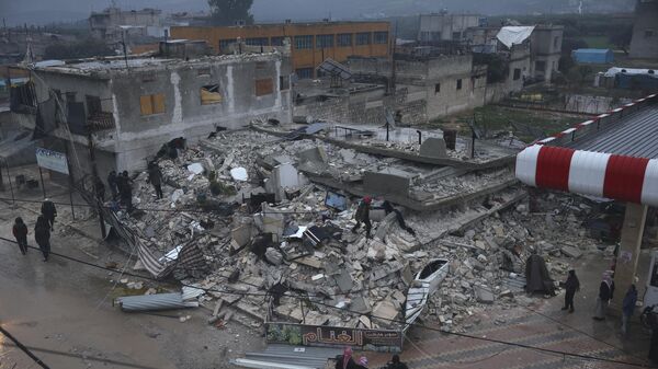 Рухнувшее после землетрясение здание в городе Азмарин, провинция Идлиб, северная Сирия - Sputnik Беларусь