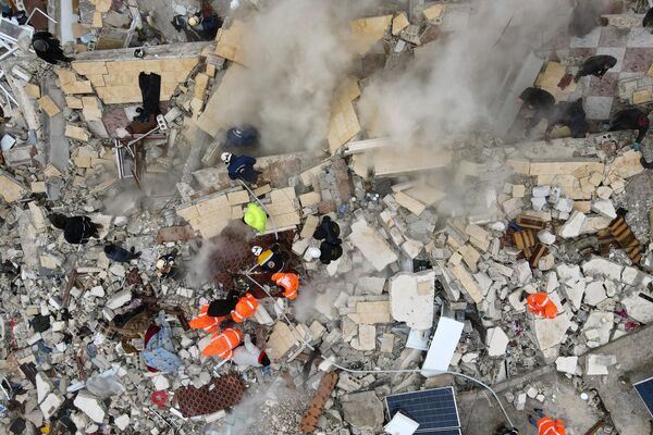 Поиски жертв и выживших под обломками рухнувших зданий после землетрясения в сирийском городе Сармада. - Sputnik Беларусь