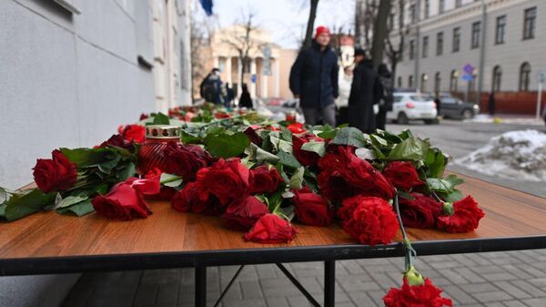 Белорусы продолжают нести цветы к посольствам Турции и Сирии ― видео - Sputnik Беларусь