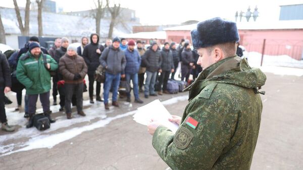 Военнообязанные прибывают в части в рамках проверки боевой готовности
 - Sputnik Беларусь