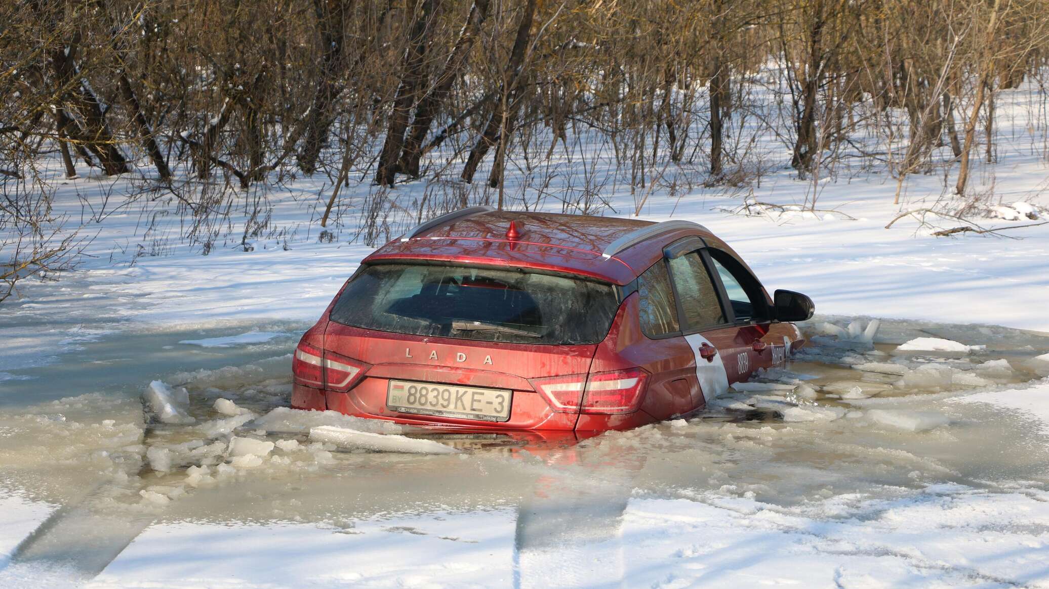 В Гомеле машина такси с пассажиром провалилась под лед ― видео -  08.02.2023, Sputnik Беларусь