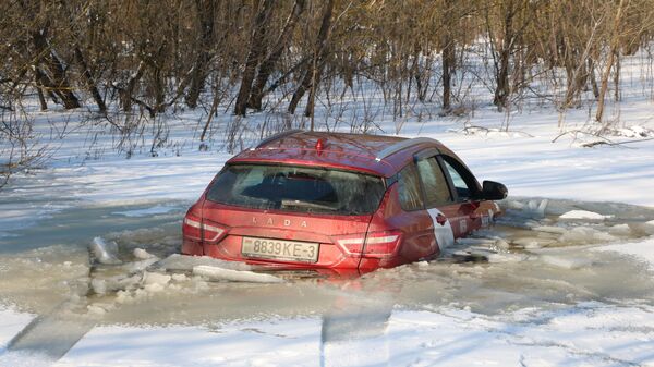 В Гомеле машина такси с пассажиром провалилась под лед ― видео - Sputnik Беларусь