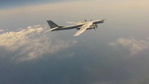 Стратегические бомбардировщики Ту-95МС в небе над Беринговым морем ― видео - Sputnik Беларусь