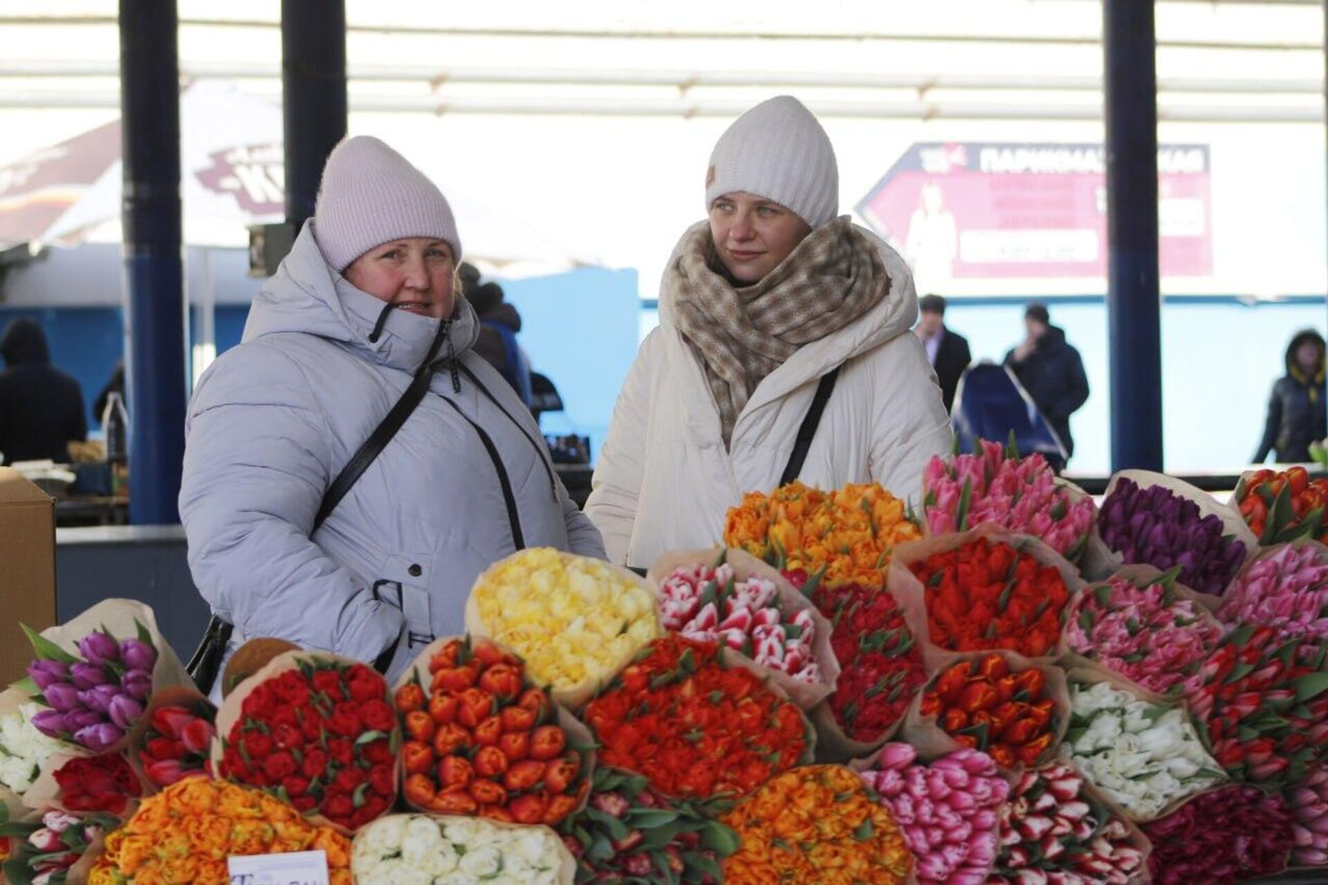 Мать и дочь Любовь и Мария Будько тоже выращивают тюльпаны сами - Sputnik Беларусь, 1920, 14.02.2023