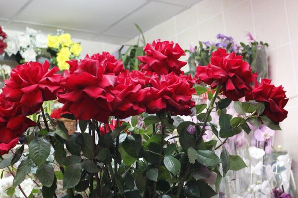 Розы в цветочном павильоне на Комаровском рынке - Sputnik Беларусь