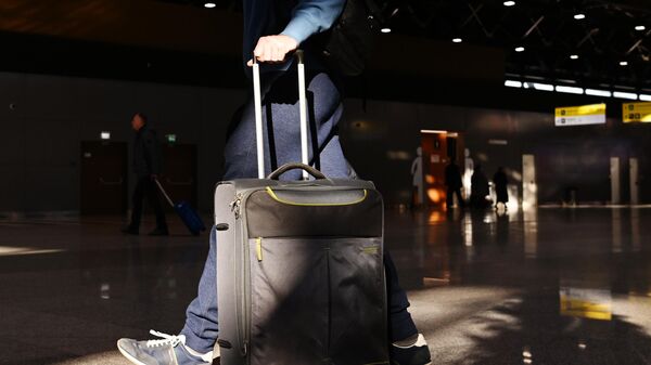 Пассажир с багажом в аэропорту  - Sputnik Беларусь