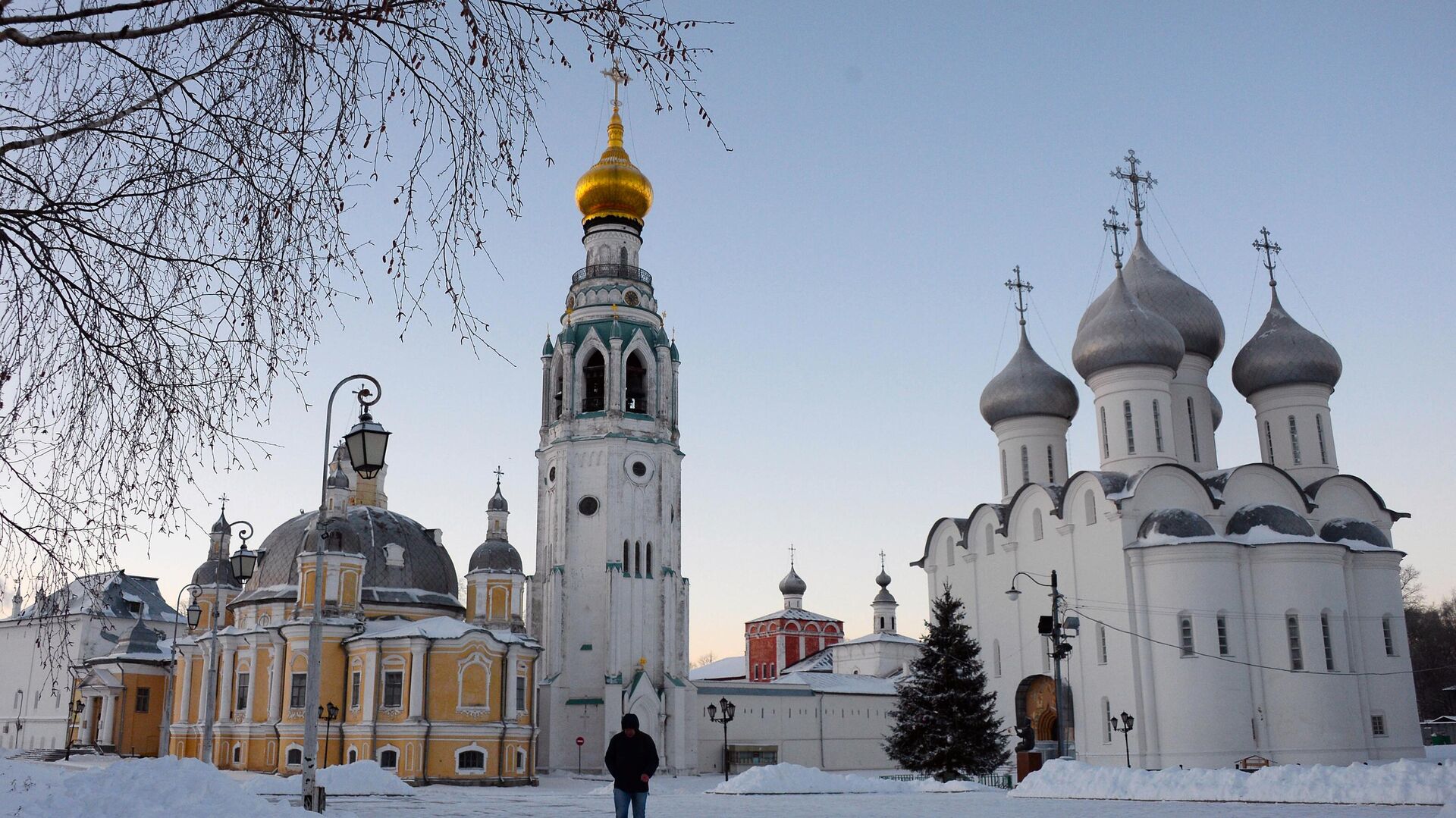 Прохожий у Софийского собора (справа) и колокольни Софийского собора в центре города Вологды - Sputnik Беларусь, 1920, 17.02.2023