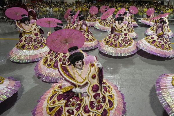 Танцоры из школы Mocidade Alegre выступают во время карнавального парада в Сан-Паулу. - Sputnik Беларусь