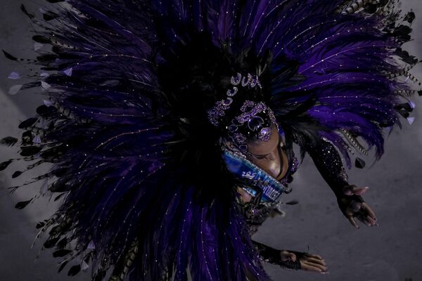 Артистка школы Unidos da Tijuca танцует на платформе во время карнавала в Рио-де-Жанейро. - Sputnik Беларусь