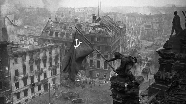 Знамя Победы на здании Рейхстага в Берлине. - Sputnik Беларусь