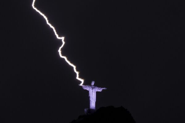 Молния ударила в руку статуи Христа-Искупителя на горе Корковадо в Рио-де-Жанейро, Бразилия, 21 февраля 2023 года. - Sputnik Беларусь