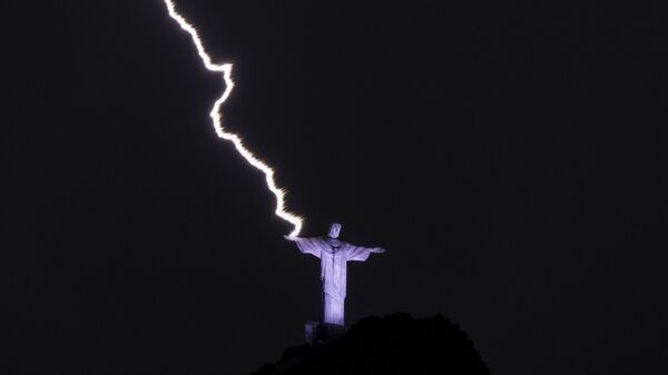 Удар молнии по руке статуи Христа-Искупителя в Рио-де-Жанейро  - Sputnik Беларусь