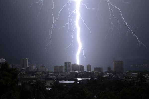 7 октября 2013 года в небе над Акапулько, Мексика, ударила большая молния. На тихоокеанский курортный город обрушился тогда тропический шторм Мануэль, который привел к сильным наводнениям, оползням, камнепадам. - Sputnik Беларусь