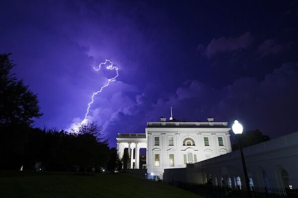 Вспышка молнии освещает грозовые тучи за Белым домом во вторник, 6 августа 2019 года, в Вашингтоне. - Sputnik Беларусь