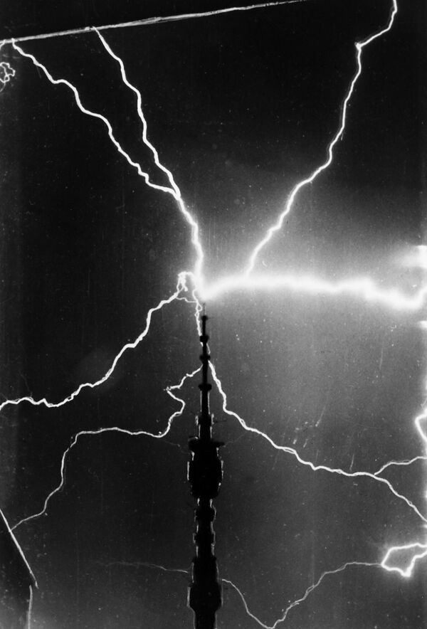 Молния над Останкинской телебашней в Москве 15 июля 1969 года. - Sputnik Беларусь