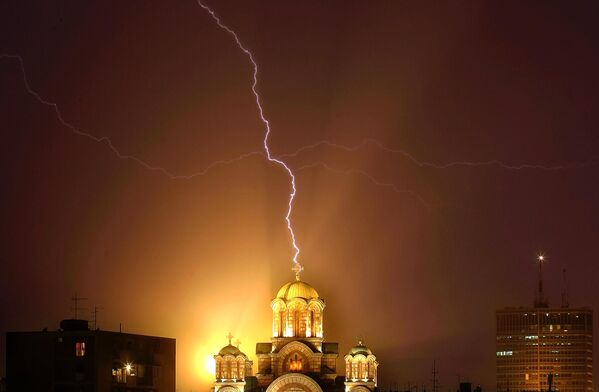 Молния ударила в крест церкви Святого Марка во время грозы в Белграде, Сербия, 29 июля 2006 года. - Sputnik Беларусь