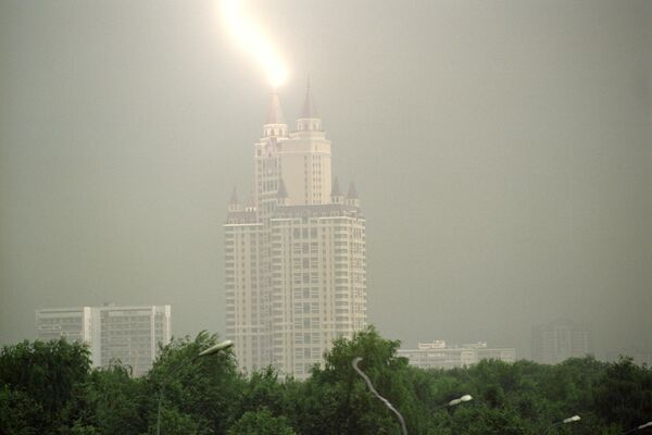 Жилой комплекс &quot;Эдельвейс&quot; в Москве принял на себя удар молнии 26 июля 2004 года. - Sputnik Беларусь