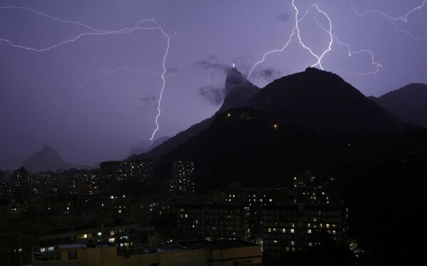 16 января 2014 года ударом молнии откололо большой палец правой руки знаменитой статуи. Следом отключилось  электричество, а сильный ливень затопил улицы Рио-де-Жанейро. - Sputnik Беларусь