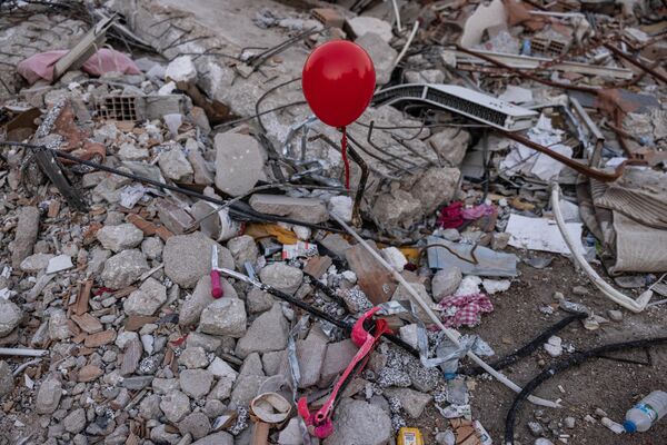Через восемь дней после землетрясения Окур начал привязывать воздушные шары к руинам города с населением 400 000 человек, который сейчас превратился в город-призрак, заполненный экскаваторами и грузовиками, убирающими завалы. - Sputnik Беларусь