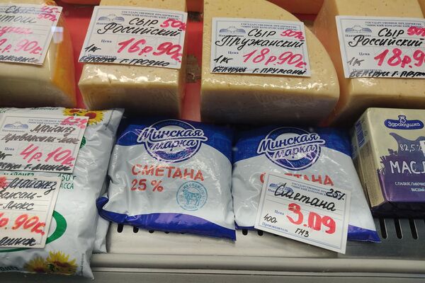 Молочная продукция и яйца на Комаровском рынке - Sputnik Беларусь