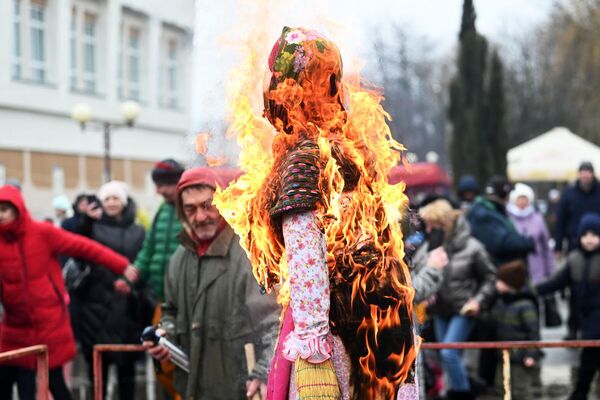 С чучелом Зимы поступили традиционно – сожгли под общий смех и одобрение. - Sputnik Беларусь