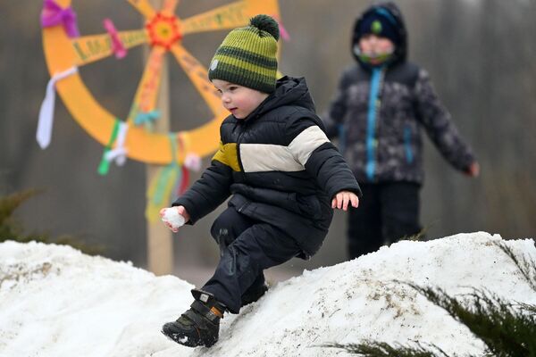 Снега в черте города не осталось, давно все растаяло, поэтому можно назвать чудом снежную горку в Железнодорожном районе Гомеля. - Sputnik Беларусь