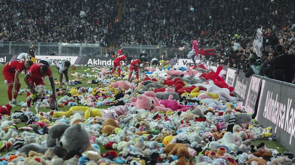 Болельщики бросают игрушки на поле во время футбольного матча Суперлиги Турции между Бешикташем и Антальяспором на стадионе Vodafone в Стамбуле, Турция, в воскресенье, 26 февраля 2023 года - Sputnik Беларусь