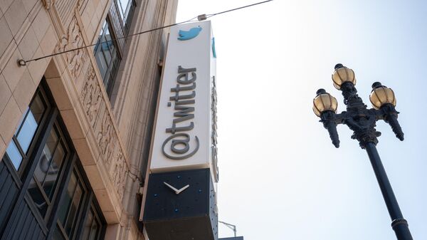 Логотип Twitter возле штаб-квартиры в Сан-Франциско - Sputnik Беларусь
