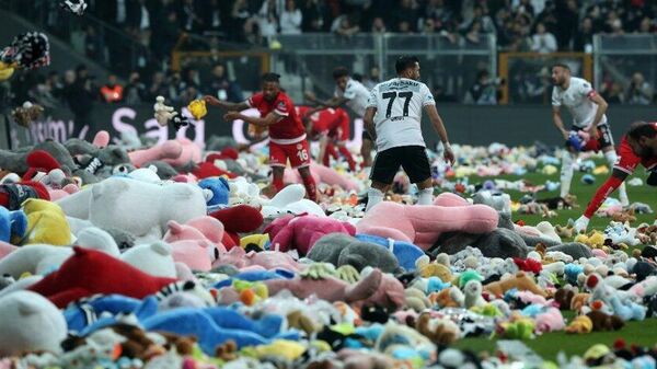 В Турции поле стадиона забросали сотнями мягких игрушек ― видео - Sputnik Беларусь