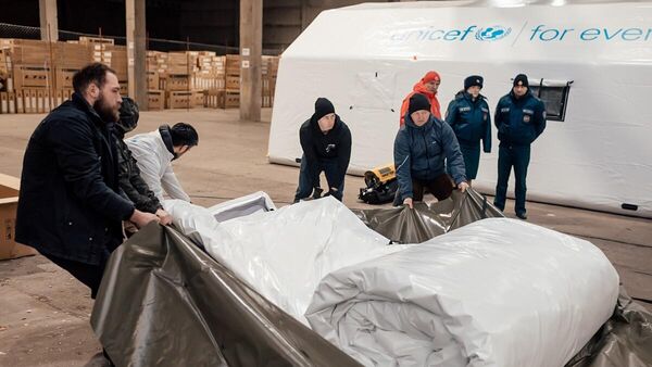 ЮНИСЕФ передало МЧС Беларуси палатку и оборудование для приема беженцев - Sputnik Беларусь