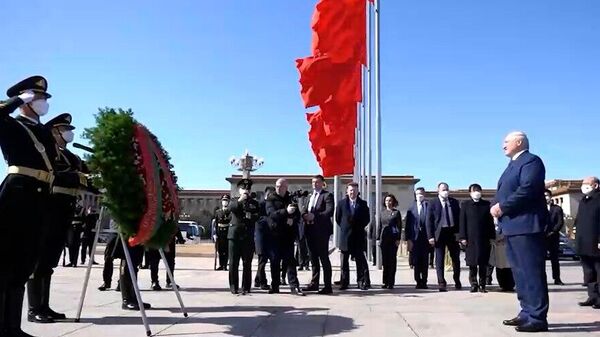 Лукашенко с сыном возложили цветы на площади Тяньаньмэнь  в Пекине ― видео - Sputnik Беларусь